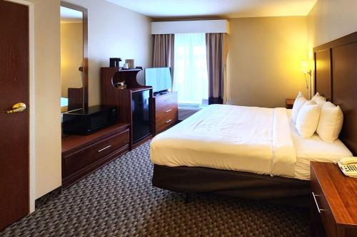 a hotel room with a bed and a television at Comfort Inn & Suites Mount Pocono in Mount Pocono