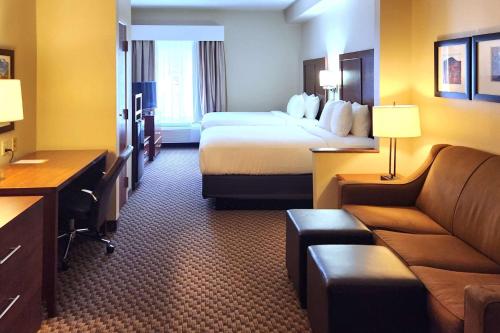 a hotel room with a bed and a couch at Comfort Inn & Suites Mount Pocono in Mount Pocono