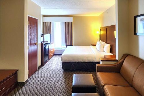 a hotel room with a bed and a couch at Comfort Inn & Suites Mount Pocono in Mount Pocono