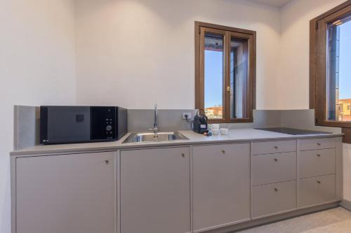 Kuchyň nebo kuchyňský kout v ubytování Ca' Mian Design Apartment