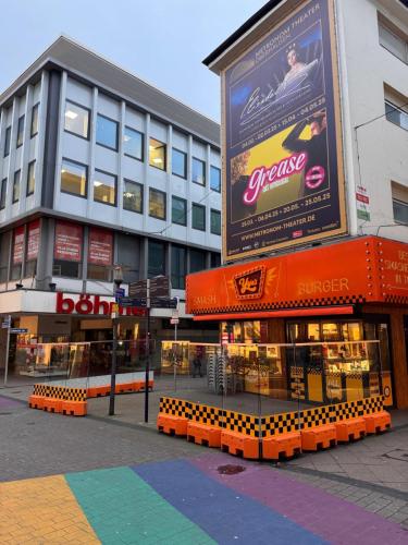a large billboard on the side of a building at Luxusapartment, Kornmarkt, Stadtmitte, Zentral in Essen