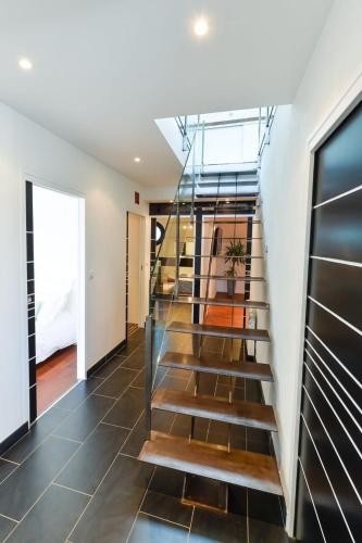 un escalier dans une maison avec des balustrades en verre dans l'établissement Luxury Loft Vue mer exceptionnelle 180, à Ploemeur