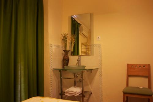 a bathroom with a sink and a mirror at Pensión Matilde in Granada