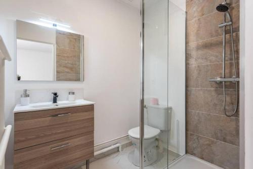 une salle de bain avec une douche, des toilettes et un lavabo dans l'établissement Le saint just C, à Rouen