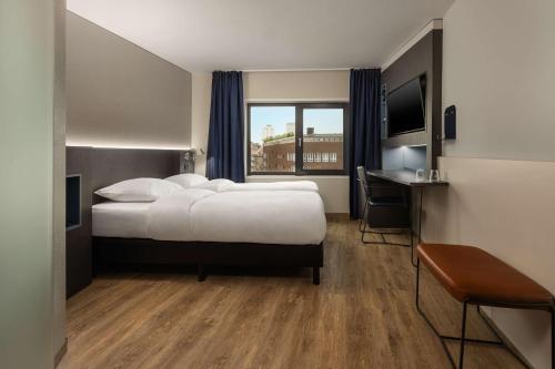 a hotel room with a bed and a window at DoubleTree by Hilton Rotterdam Centre in Rotterdam