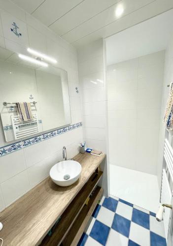 une salle de bain avec un lavabo et un miroir dans l'établissement Joli appartement cocooning - À 2 pas de la plage, à Quiberon