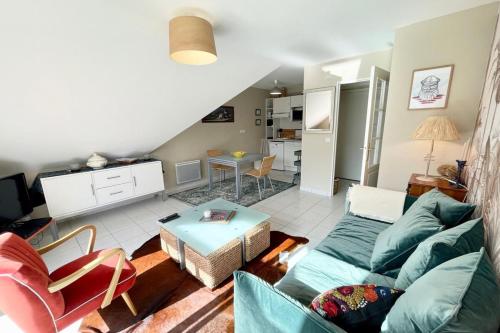 a living room with a couch and a table at T2 Top Cosy Balcon 150m des plages in Carnac