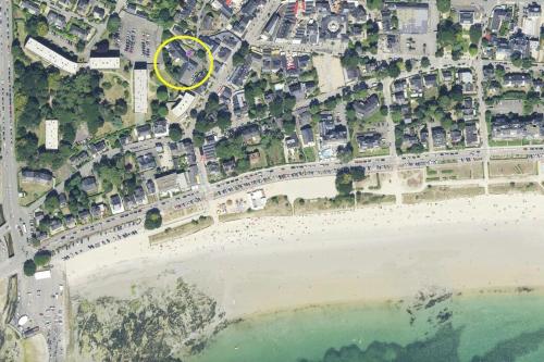 - une vue aérienne sur une plage de couleur jaune dans l'établissement T2 Top Cosy Balcon 150m des plages, à Carnac