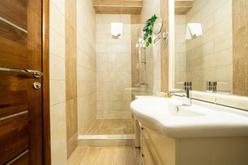 Un baño de Hotel Alexandar Lux