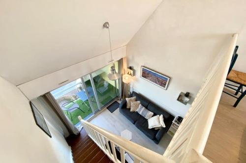 - un salon avec un canapé dans l'établissement Joli appartement Cocooning Vue mer 180, à Ploemeur