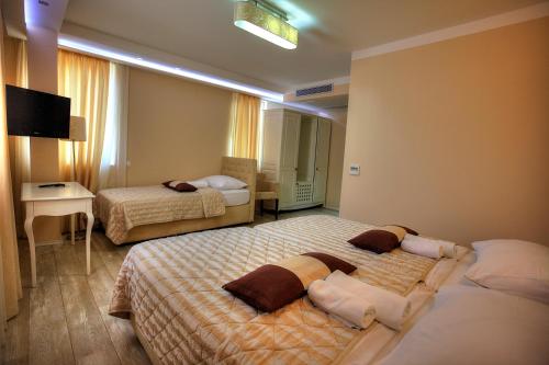 Llit o llits en una habitació de Boutique Hotel Sulić