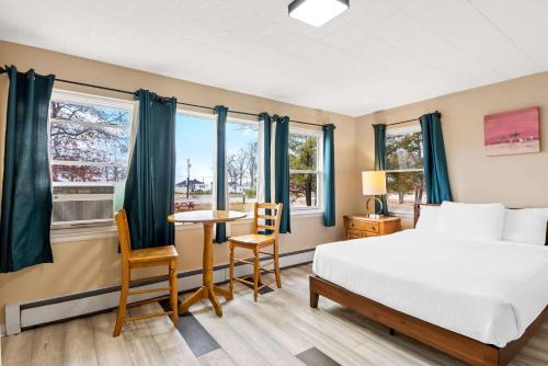 Ένα ή περισσότερα κρεβάτια σε δωμάτιο στο Rodeway Inn Formerly Camp Inn Lodge