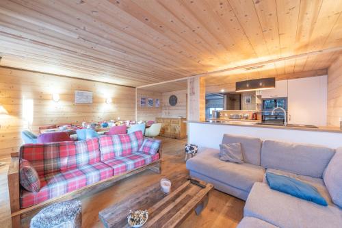 un salon avec deux canapés et une cuisine dans l'établissement Chalet Alpe d'Huez 1850-Sea and Mountain Pleasure Avec 2 appartements- 1 Appartement 3 Chambres 8 Couchages - 3 Salles d'eau et 1 Appartement 5 Chambres 12 Couchages 5 Salles d'eau - Jacuzzi et Sauna -Pieds des Pistes et Centre, à L'Alpe-d'Huez