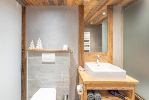 Un baño con lavabo e inodoro en Coeur de neige 1724, en Le Grand-Bornand