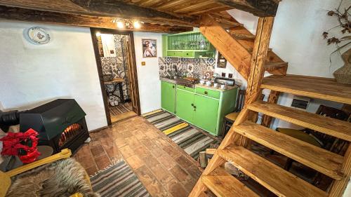 an overhead view of a kitchen with green cabinets at Casa Fierarului in Şinteu