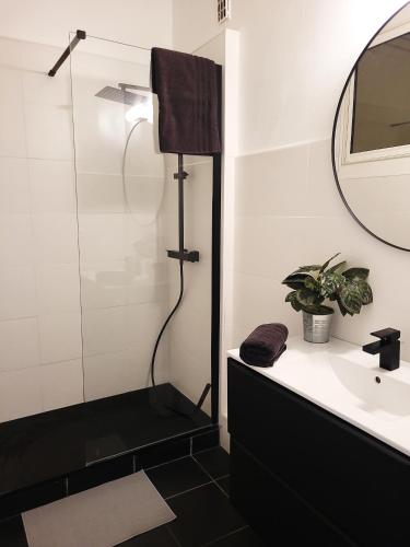 une salle de bain avec douche et lavabo dans l'établissement Appartement à 2 pas de la Promenade des Anglais vue mer 7 avenue de Fabron, à Nice