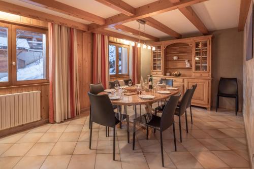 une salle à manger avec une table et des chaises dans l'établissement L'origan, au Grand-Bornand