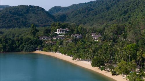 Blick auf einen Strand mit Häusern und Bäumen in der Unterkunft Paradise Koh Yao in Ko Yao Noi