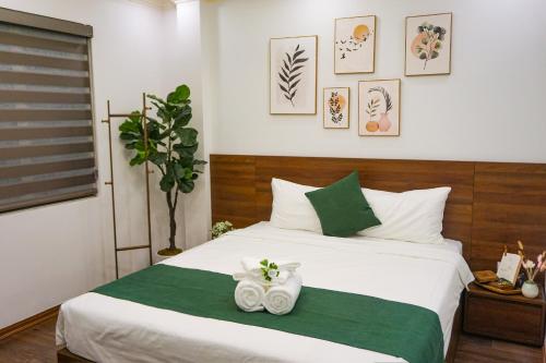 Postel nebo postele na pokoji v ubytování The Setai Apartments Linh Lang by XÔI Residences