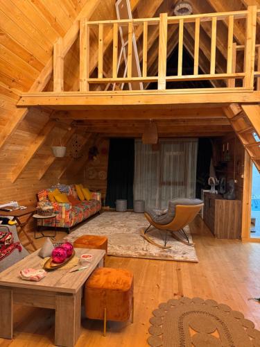 Elle comprend un grand salon doté d'un plafond en bois. dans l'établissement Villa Cottage Merisi, à Inasharidzeebi