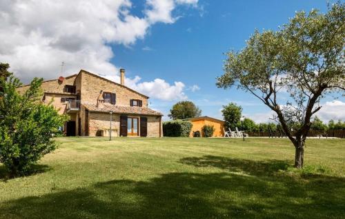 ガンバッシ・テルメにあるLovely Home In Gambassi Terme With Wifiの木の古い石造りの家