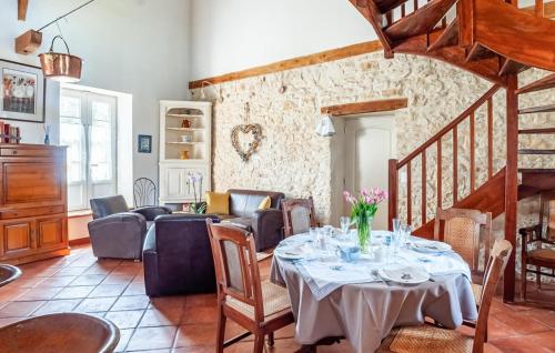 une salle à manger avec une table et des chaises dans l'établissement Cozy Home In Frayssinet-Le-Gélat, à Frayssinet-le-Gélat