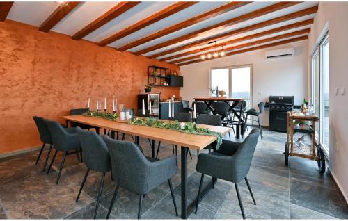 Εστιατόριο ή άλλο μέρος για φαγητό στο Cozy Home In Kapela With Sauna