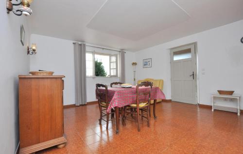 a dining room with a table and chairs at Awesome Home In Fayence With Wifi in Fayence