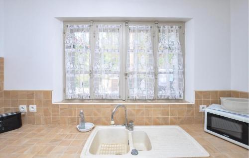 a kitchen with a sink and a window at Awesome Home In Fayence With Wifi in Fayence