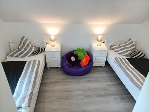 a room with two beds and a table and two lamps at Fewo Exter in Vlotho