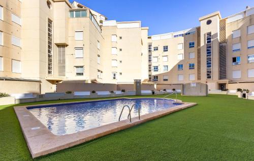 ein Swimmingpool mitten in einem Gebäude in der Unterkunft Pet Friendly Apartment In El Campello in El Campello