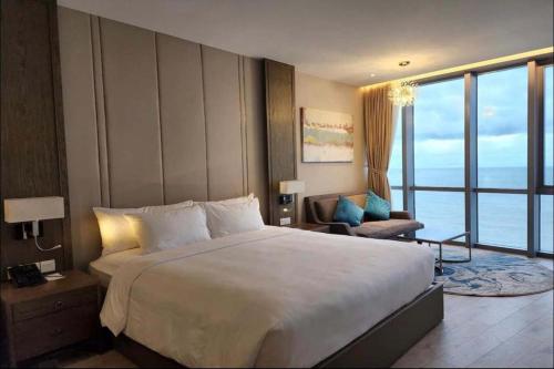 Postel nebo postele na pokoji v ubytování Panorama Beach Pearl Nha Trang Residences