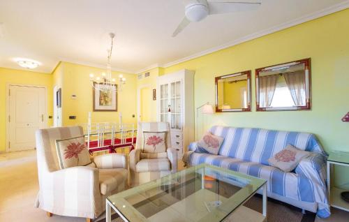 ein Wohnzimmer mit 2 Sofas und einem Glastisch in der Unterkunft Pet Friendly Apartment In El Campello in El Campello