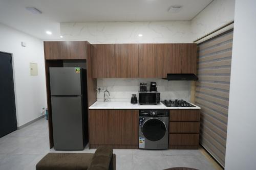 Una cocina o zona de cocina en Mantra Sky Motel