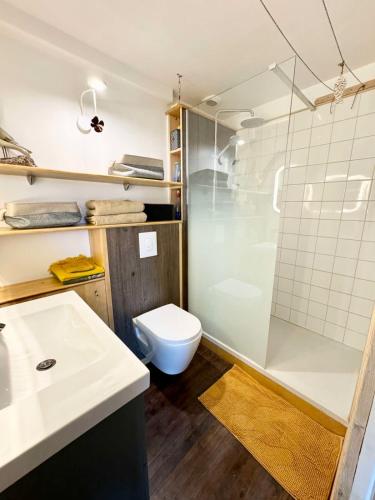 une salle de bain avec une douche, des toilettes et un lavabo dans l'établissement Charmant duplex en bord de mer - Port de Kernevel, à Larmor-Plage