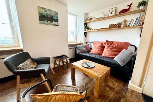 un salon avec un canapé et une table dans l'établissement Charmant duplex en bord de mer - Port de Kernevel, à Larmor-Plage