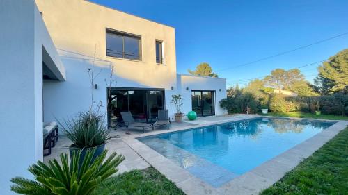 une piscine devant une maison dans l'établissement Maison La pause Contemporaine et Piscine Privée, à Lambesc