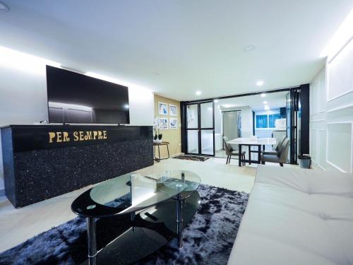 a living room with a glass table and a couch at RB9 Oliver's House in Kaset in Ban Yang