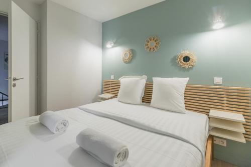 une chambre avec un grand lit avec des serviettes dessus dans l'établissement An Enchanting Parisian hideaway, à Paris