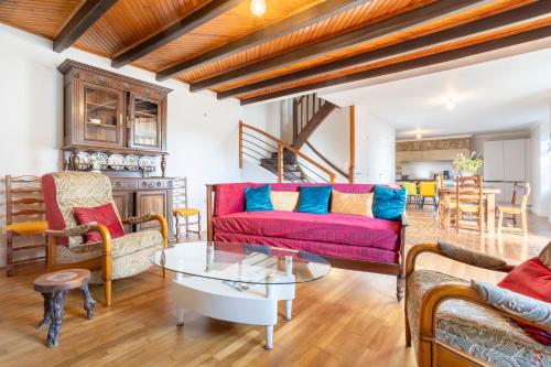 un salon avec un canapé et une table dans l'établissement Gîte Les Hirondelles, à Mellac