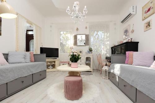 Un dormitorio con dos camas y una mesa dentro. en House Ingrid, en Rijeka