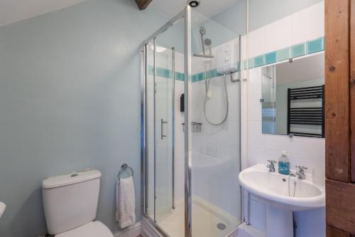une salle de bain avec une douche, des toilettes et un lavabo dans l'établissement The Old Farm Shop, à Scarborough