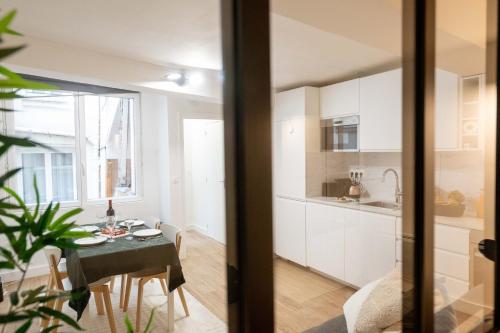 une cuisine et une salle à manger avec une table et des chaises dans l'établissement Cocon urbain PARIS, à Paris