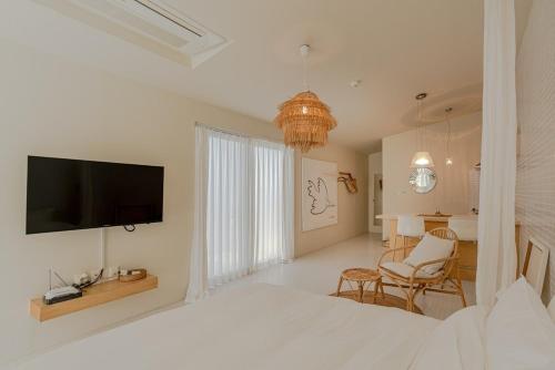 TV a/nebo společenská místnost v ubytování Jeju Mooi Pension