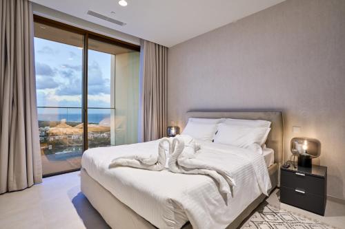 Postel nebo postele na pokoji v ubytování Sky High Luxury Apartment in Mercury Towers with Infinite Seaviews