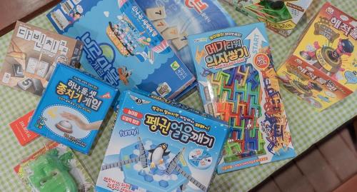 a table topped with childrens games and toys at Gyeongju Finrandia Pension in Gyeongju