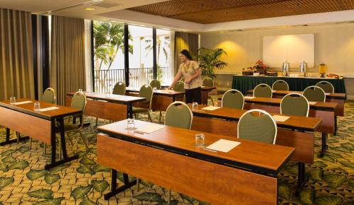 Restaurace v ubytování OUTRIGGER Waikiki Beach Resort