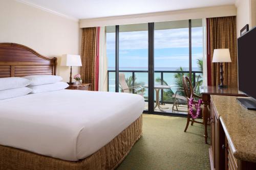 Postel nebo postele na pokoji v ubytování OUTRIGGER Waikiki Beach Resort