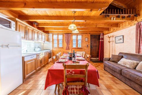 - une cuisine et une salle à manger avec une table et un canapé dans l'établissement Chez Mémé, à Hauteluce