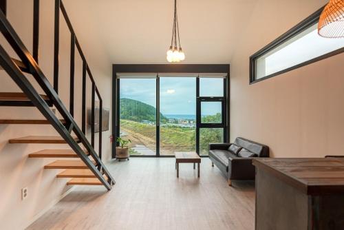 sala de estar con sofá y escalera en Trip Recipe, en Sinŏm-ni
